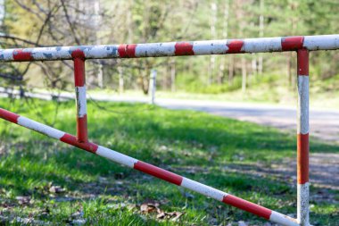 Boom bariyeri ya da ormandaki yolda Boom kapısı. Binicilik yasaktır..