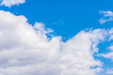 Güzel mavi gökyüzü, beyaz bulut arkaplanı. Şekil bağımsız, doğa elementleri. Harika bir gökyüzü. Açık mavi bir arkaplanda güzel, tüylü bulutlar..