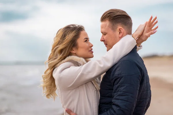 Jonge Paren Genieten Aan Een Kust Genieten Van Elkaar Zomer — Stockfoto