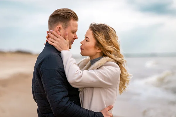 Pareja Joven Disfrutando Una Costa Disfrutando Entre Verano Primavera Vacaciones —  Fotos de Stock