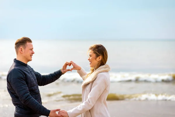 Romantique Jeune Couple Fait Cœur Regardant Souriant Tout Tenant Plage — Photo