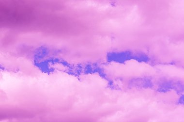 Güzel pembe bulut mor gökyüzü ve menekşe filtresi..