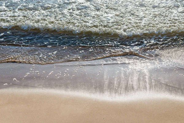 砂浜の海の柔らかい波 柔らかい焦点 ぼやけた画像 コピースペース — ストック写真