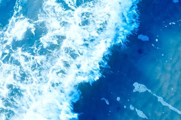 深蓝色和波涛汹涌的大海 喷出大量的海水 蓝色背景 柔和的焦点 模糊的图像 — 图库照片