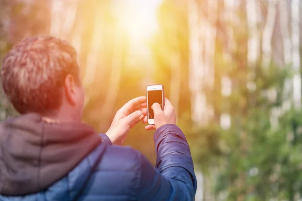 Homme Des Années Avec Son Téléphone Intelligent Mobile Recherche Signal — Photo