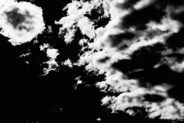 Drámai Fehér Felhők Fekete Sötét Háttér Szabadban Lövés — Stock Fotó