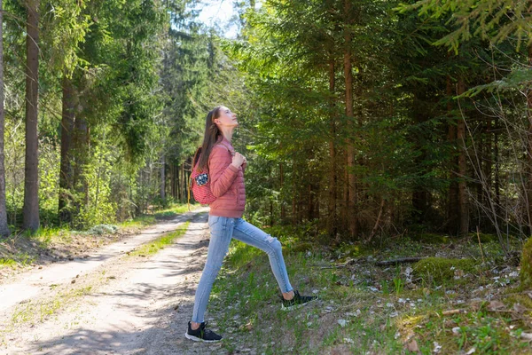 Jolie Adolescente Jeune Fille Touristique Relaxant Sur Route Des Forêts — Photo