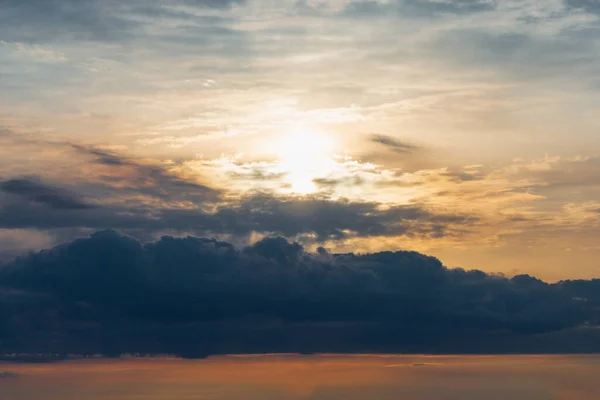 Dramatische Zonsondergang Hemel Met Bewolkt Zonsondergang Zonsopgang Met Wolken Lichtstralen — Stockfoto