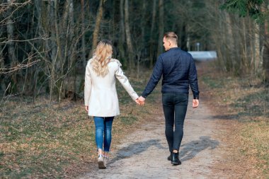 İlkbaharda ormanda yürüyüşe çıkan güzel bir çift, sonbaharda açık havada güneşli bir gün..