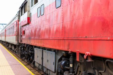 Kasabada tren rayları ve lokomotif var. Eski tren lokomotifi..