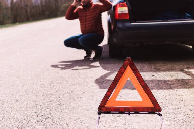 Adam araba arızası üstüne tamirat servisini arıyor. Yolda cep telefonuyla konuşan adam. Bozuk araba durumu..