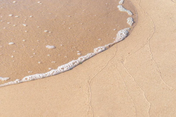 柔软的海浪在沙滩上 柔和的焦点 模糊的图像 复制空间 — 图库照片