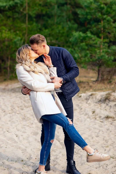 Felice Coppia Amorevole Godendo Momenti Felicità Nel Parco Amore Tenerezza — Foto Stock