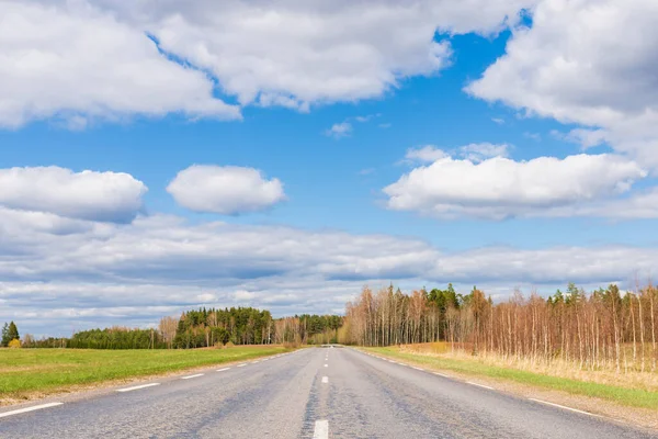 アスファルト道路フィールドと森林晴れ白い雲青空イメージ — ストック写真