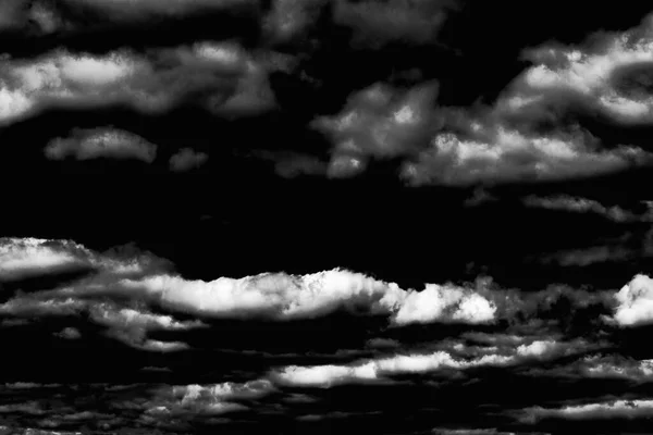 Drámai Fehér Felhők Fekete Sötét Háttér Szabadban Lövés — Stock Fotó