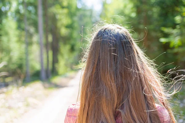 Junge Teenagerin Die Auf Einem Wanderweg Einem Sommerlichen Sonnigen Wald — Stockfoto