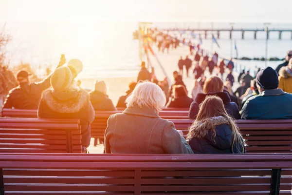 Die Menschen Bewundern Den Sonnenuntergang Auf Der Seebrücke Palanga Litauen — Stockfoto