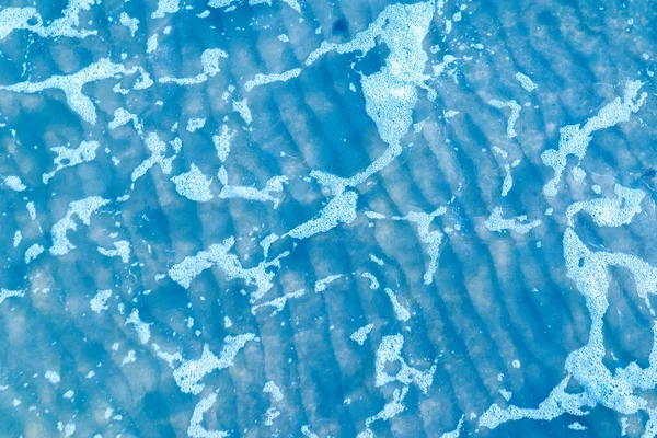 深蓝色和波涛汹涌的大海 喷出大量的海水 蓝色背景 柔和的焦点 模糊的图像 — 图库照片