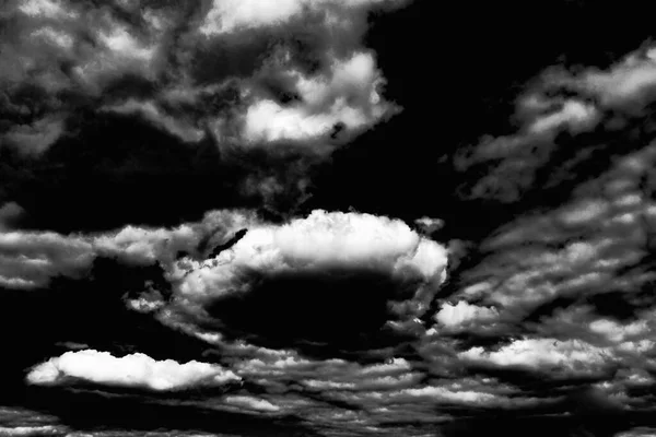 Dramatische Weiße Wolken Schwarz Dunkler Himmel Hintergrund Freien Schöne Tapete — Stockfoto