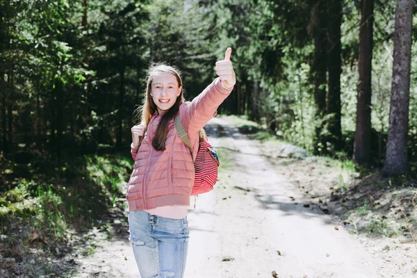 Une Jeune Adolescente Voyageuse Aux Cheveux Bruns Joyeuse Montrant Pouce — Photo