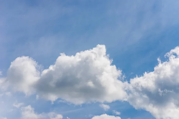 青空の中の美しいまばらな雲 Cloudscape 青空と白い雲 晴れた日 青い空の背景に小さな雲 — ストック写真