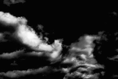 Dramatik beyaz bulutlar, siyah gökyüzü arka planı, açık hava çekimleri. Güzel duvar kağıdı..