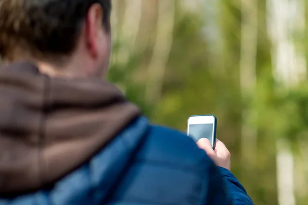 Hombre Años Con Teléfono Inteligente Móvil Buscando Señal Recepción Bosque — Foto de Stock