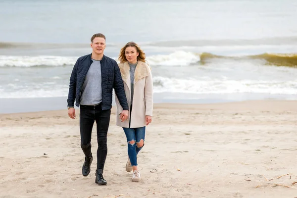 Attraktives Junges Paar Das Ufer Eines Sandstrandes Entlang Geht Einem — Stockfoto