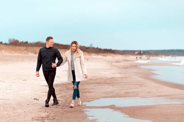 Vonzó Fiatal Pár Sétál Parton Egy Homokos Strand Egy Tavaszi — Stock Fotó