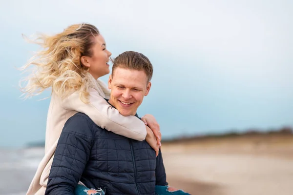 Homem Feliz Dar Boleia Para Mulher Rir Uma Praia Sorrindo — Fotografia de Stock