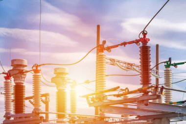 Yüksek voltaj güç transformatörü, yedek jeneratör elektriği. Yüksek voltajlı elektrik santraline genel görüş. Güneşli bir gün..