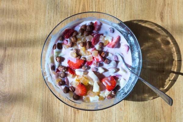 Gesunde Frühstücksjoghurt Schüssel Banane Haselnüsse Erdbeeren Orangen Apfel Trockenobst Auf — Stockfoto