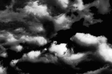 Dramatik beyaz bulutlar, siyah gökyüzü arka planı, açık hava çekimleri. Güzel duvar kağıdı..