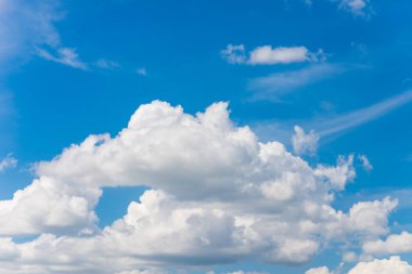Mavi gökyüzünde seyrek bulutlar. Bulut manzarası. Mavi gökyüzü ve beyaz bulut. Güneşli bir gün. Küçük bulutlu mavi gökyüzü arka planı. Kümülüs bulutu..