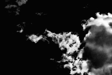 Dramatik beyaz bulutlar, siyah gökyüzü arka planı, açık hava çekimleri. Güzel duvar kağıdı..