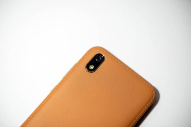 Akıllı telefon kumandasında kamera modülünün yakın çekimi. Cep telefonu kamerası, flaş lens. Yakın plan. Beyaz arka plan..