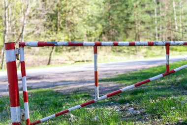 Boom bariyeri ya da ormandaki yolda Boom kapısı. Binicilik yasaktır..