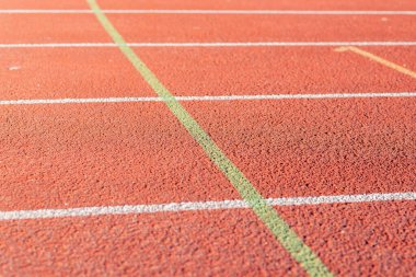 Atletizm stadyumunda kırmızı koşu bandı sentetik lastik..