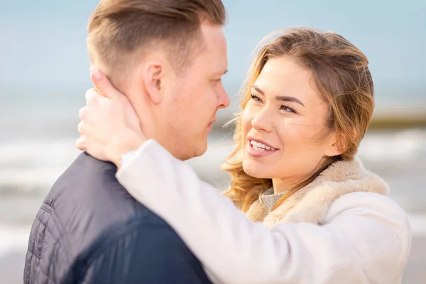 Pareja Joven Disfrutando Una Costa Disfrutando Uno Del Otro Verano —  Fotos de Stock