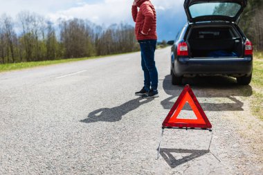 Araba bozulduktan sonra tamirciyi arayan adam. Yolda cep telefonuyla konuşan adam. arızalı araba.
