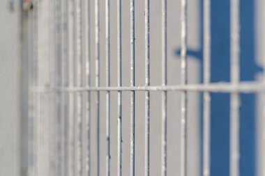 Gri metal çizgili çitler. Soyut gri arkaplan. Yakın çekim..