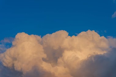Güzel gün batımı turuncusu, sarı ve koyu bulutlar. Gün batımı akşam bulutu, altın bulutlar. Güzel arka plan..