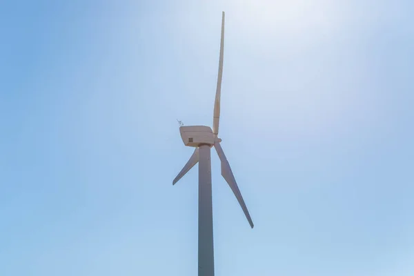 Windkraft Ein Windrad Und Blauer Himmel Windkraftkonzept Mit Kopierfläche Technologie — Stockfoto