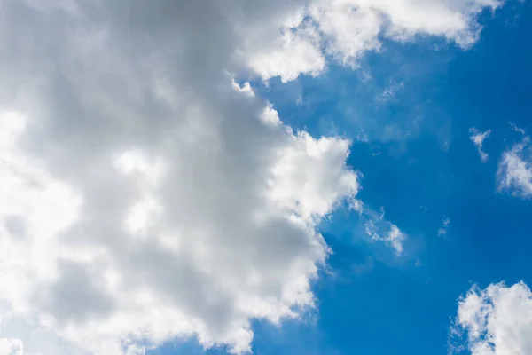 青い空に白い雲と灰色の雲 温泉や夏のシーズン中に素敵な一日 — ストック写真