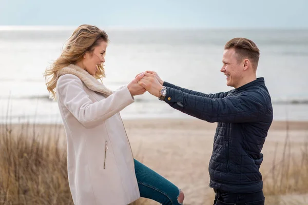 Gelukkig Paar Hebben Plezier Het Strand Jong Hipster Paar Spelen — Stockfoto