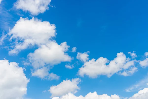 Witte Grijze Wolken Blauwe Hemel Mooie Dag Tijdens Hete Lente — Stockfoto
