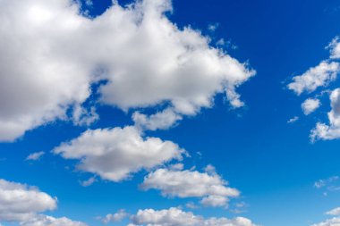 Beyaz bulutlu mavi gökyüzü arkaplanı. Bulutlu. Güneşli bir gün. Kümülüs beyaz bulut.