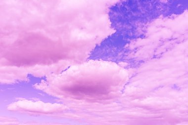 Güzel pembe bulut mor gökyüzü ve menekşe filtresi..