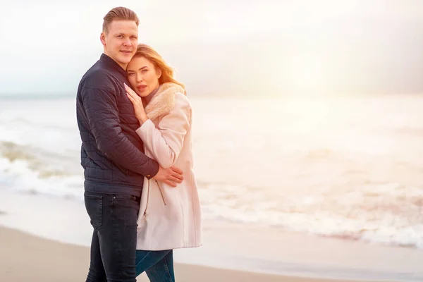 Mooi Romantisch Koppel Een Zonsondergang Tropisch Strand Knuffelen Aan Kust — Stockfoto