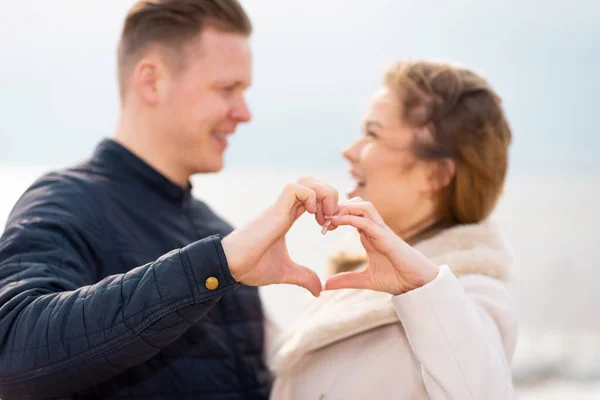 Romantique Jeune Couple Fait Cœur Regardant Souriant Tout Tenant Plage — Photo